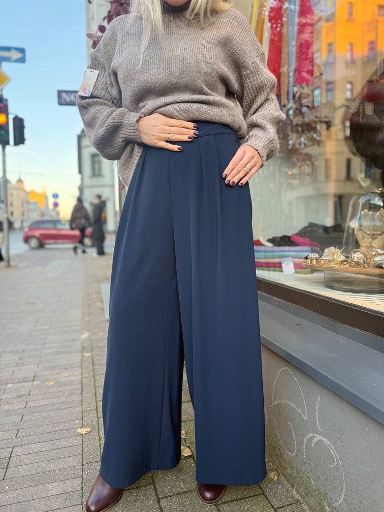 Bikses ar ielocēm un kabatām dažādās krāsās